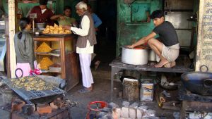 samode-cooking-in-the-street