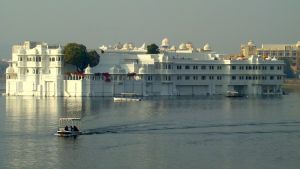 way-to-lake-palace